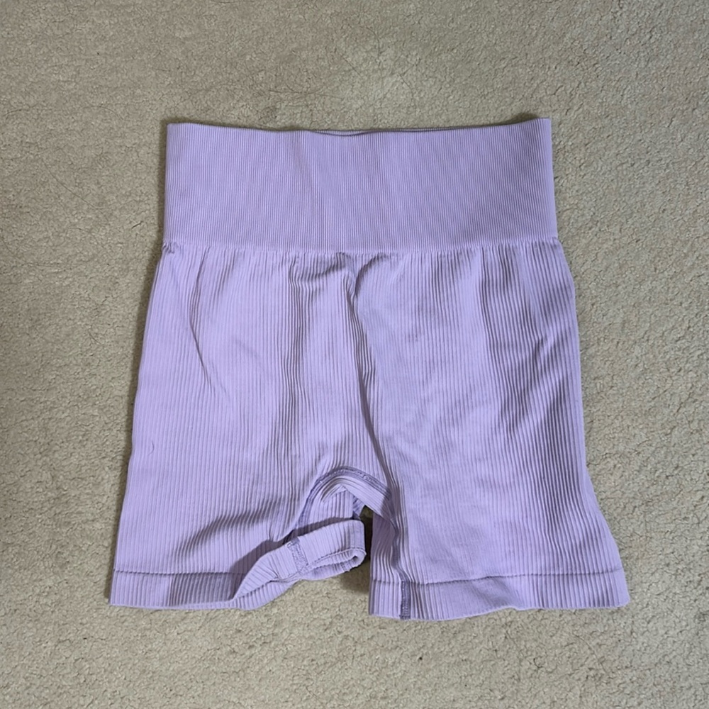 Lavender Women’s Yoga Shorts. Ribbed and Seamless. Size Medium!